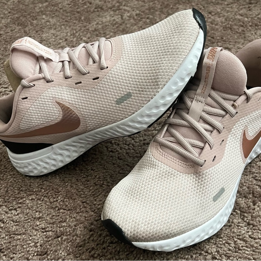 Nike Pink Sneakers Modern Athletic Design